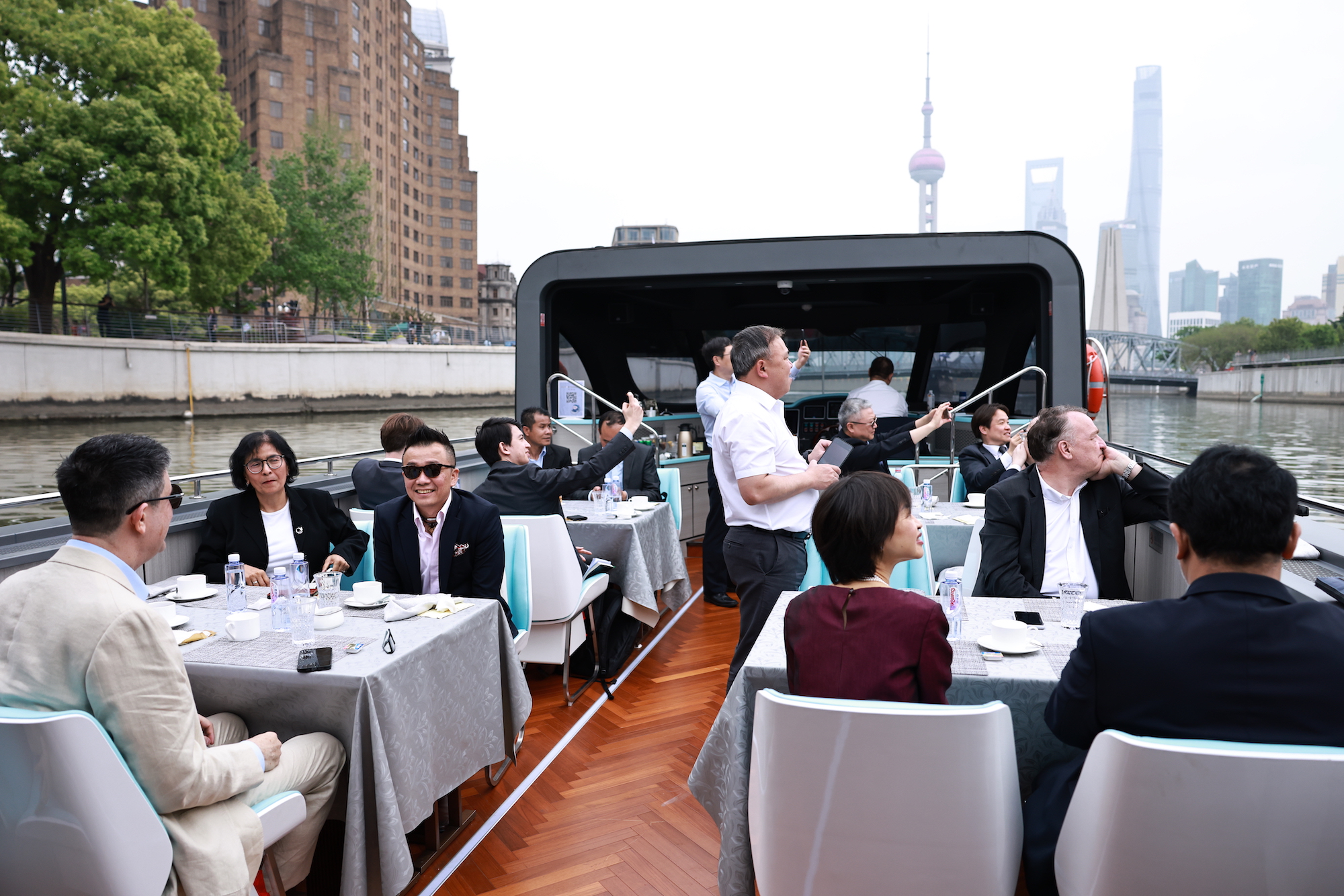 2025年4月24日，外籍友好人士体验上海入境旅游经典项目——苏州河游船 张昊摄