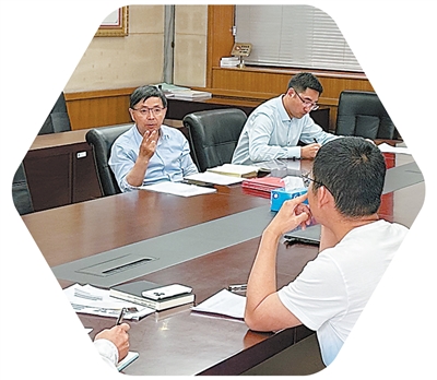 王公龙（左一）与马克思主义学院教师集体备课。以上图片均为受访者提供