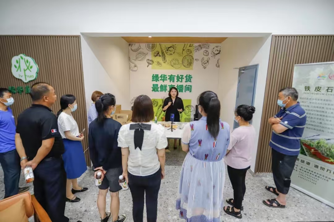 崇明区政协委员陆慧慧向准备从事电商的农户作讲解