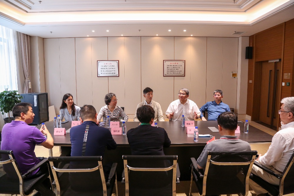 2023年6月8日,围绕“如何更好地促进上海市长者运动健康中心建设”的座谈会,在市政协体育界别委员工作室召开