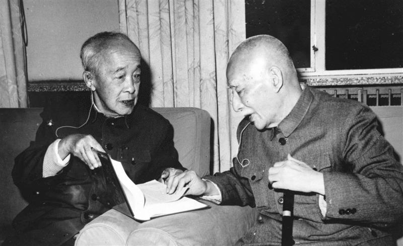 这是1979年9月27日,胡愈之(左)和叶圣陶在观看新出版的《辞源》修订本。新华社发