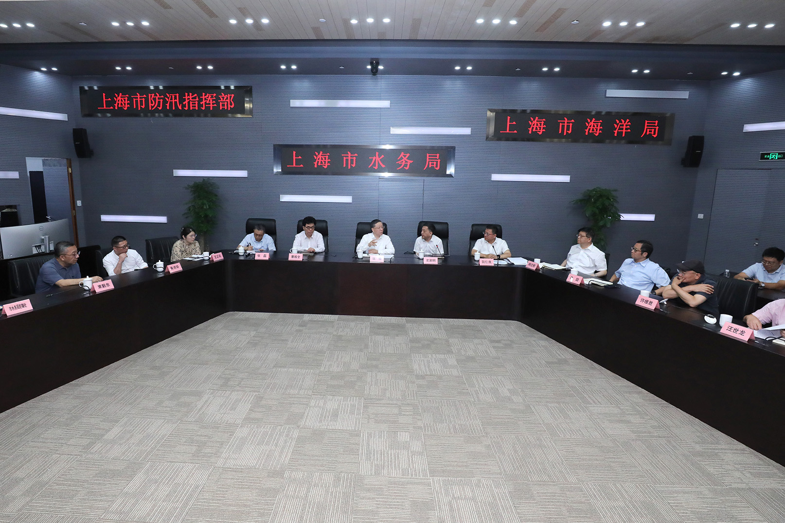 视察市防汛指挥部信息调度厅