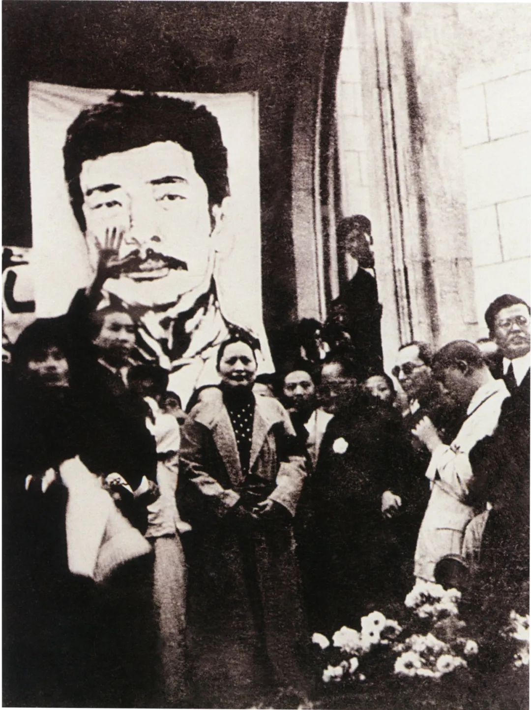 宋庆龄在鲁迅葬礼上发表演说