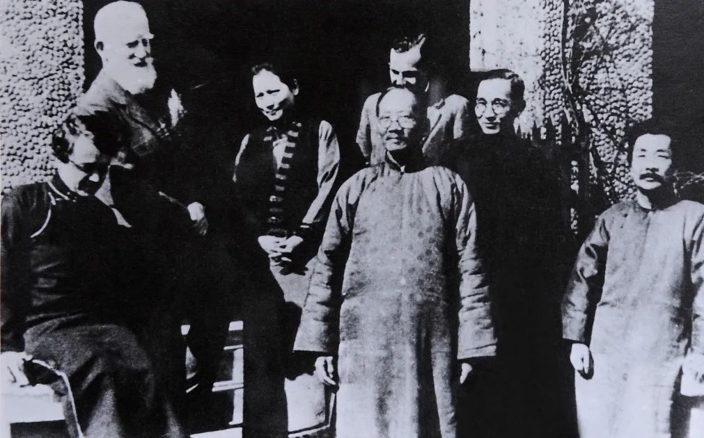 1933年2月17日，宋庆龄在上海莫利爱路寓所宴请英国著名作家萧伯纳，并作详谈。右起：鲁迅、林语堂、伊罗生、蔡元培、宋庆龄、萧伯纳、史沫特莱