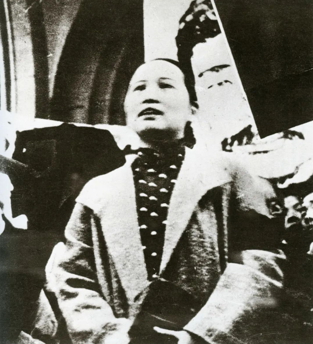 宋庆龄为鲁迅送殡并在墓前发表演说