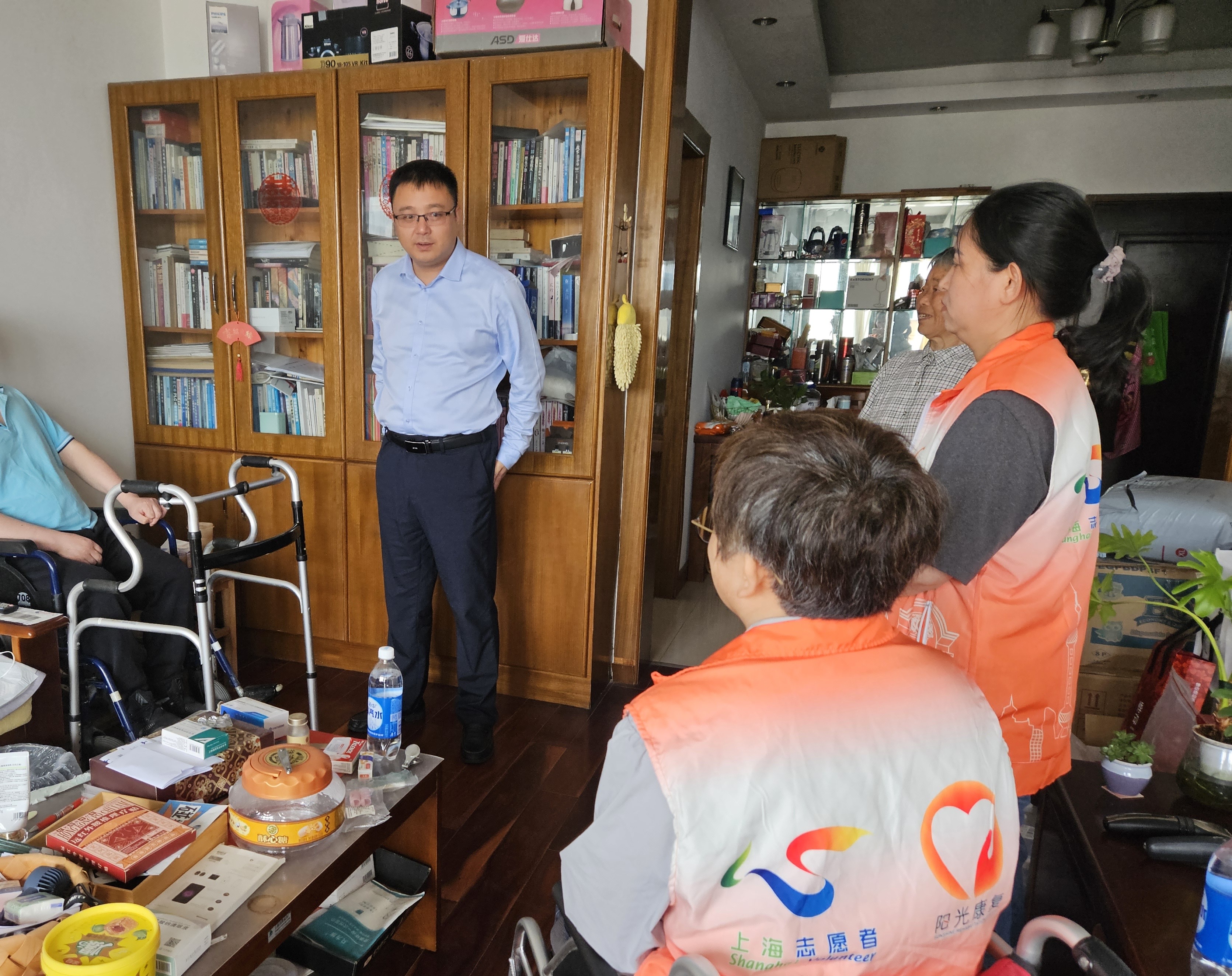 6月12日,王成走进重度脊髓损伤者家中,关心他们的居家生活,了解伤友的居家无障碍环境、对社会保障政策的享受和家庭照护等方面的情况。