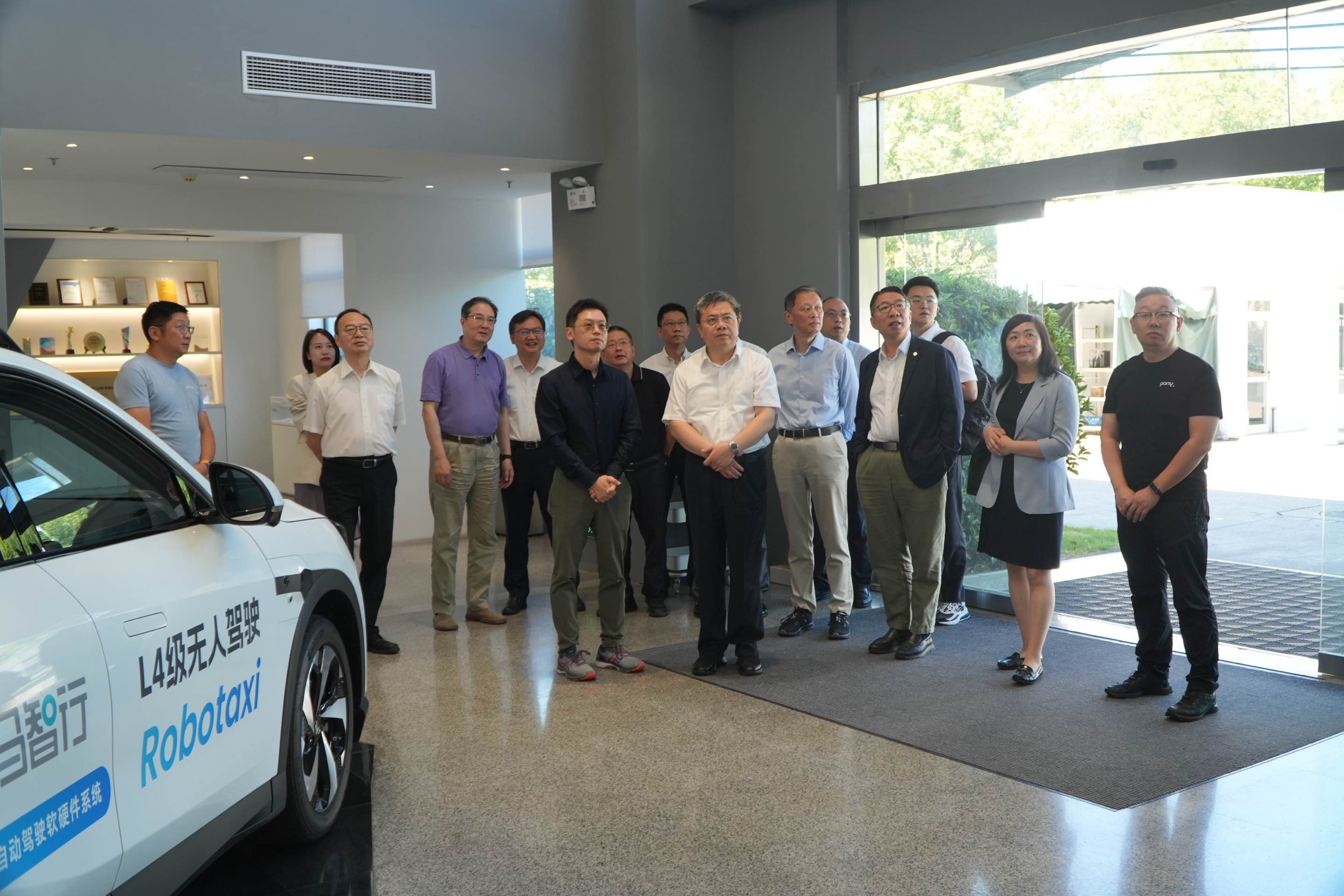 调研组参观小马智行上海研发中心