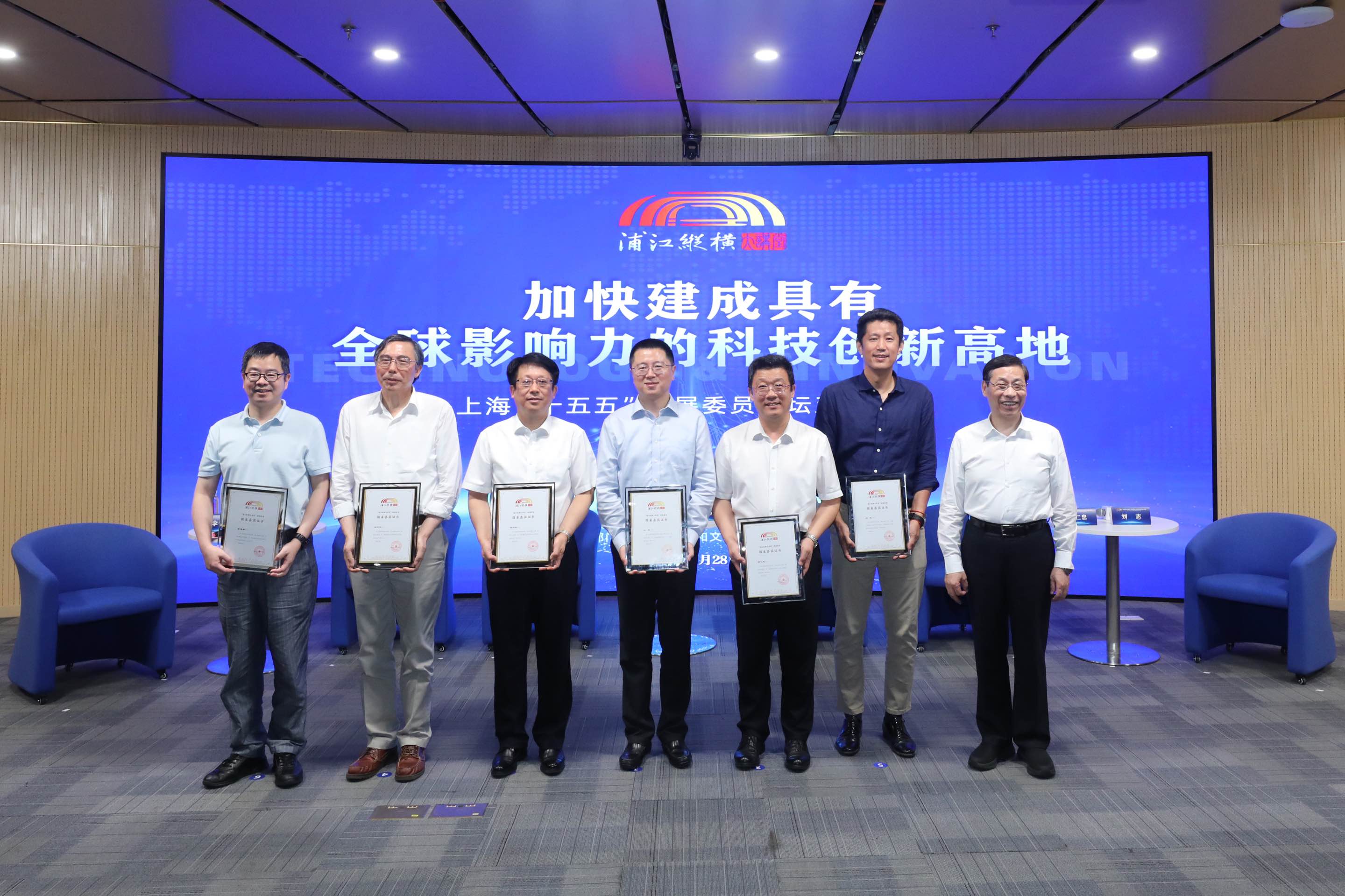 市政协副主席吴信宝为嘉宾颁发证书