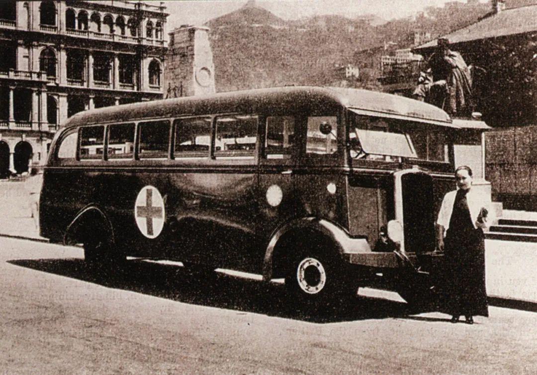 1939年,宋庆龄在英国友人捐赠给保卫中国同盟的大型救护车前留影