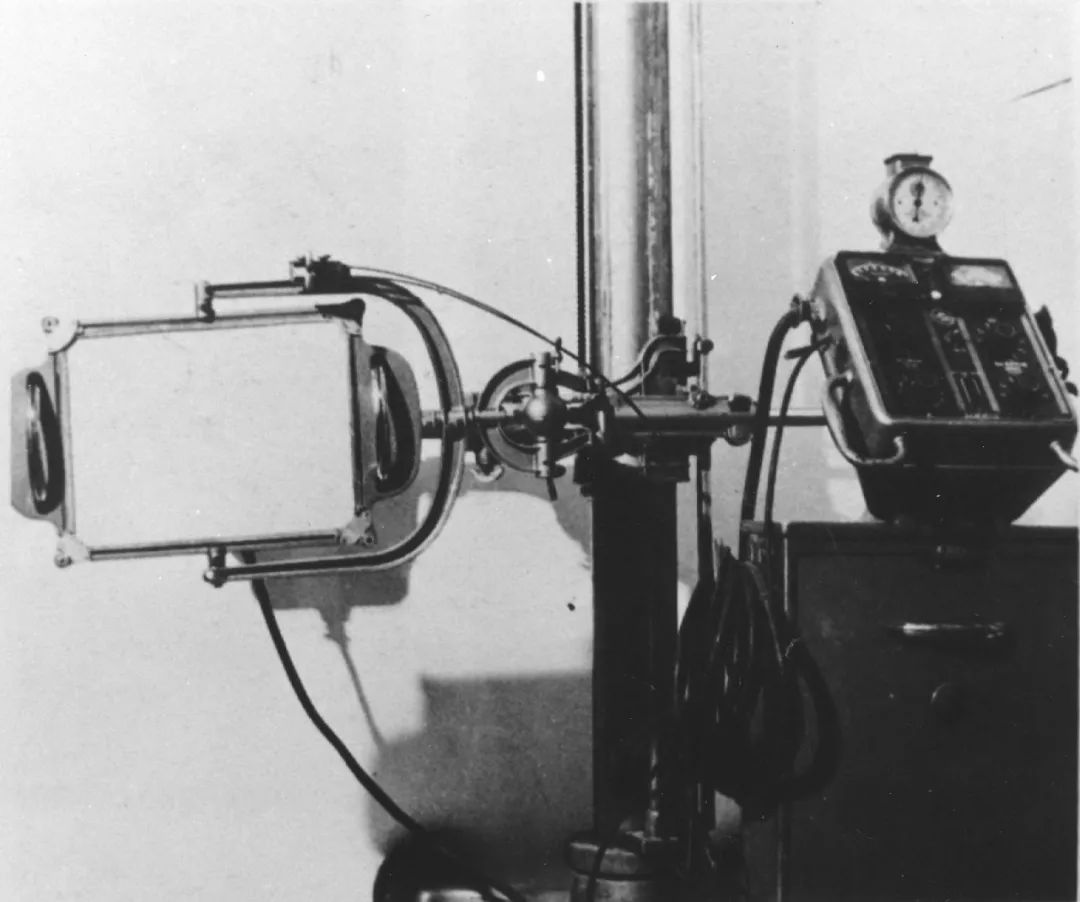 1944年,宋庆龄在史迪威将军的帮助下,将一台美国红十字会捐赠的大型X光机用飞机运送至延安