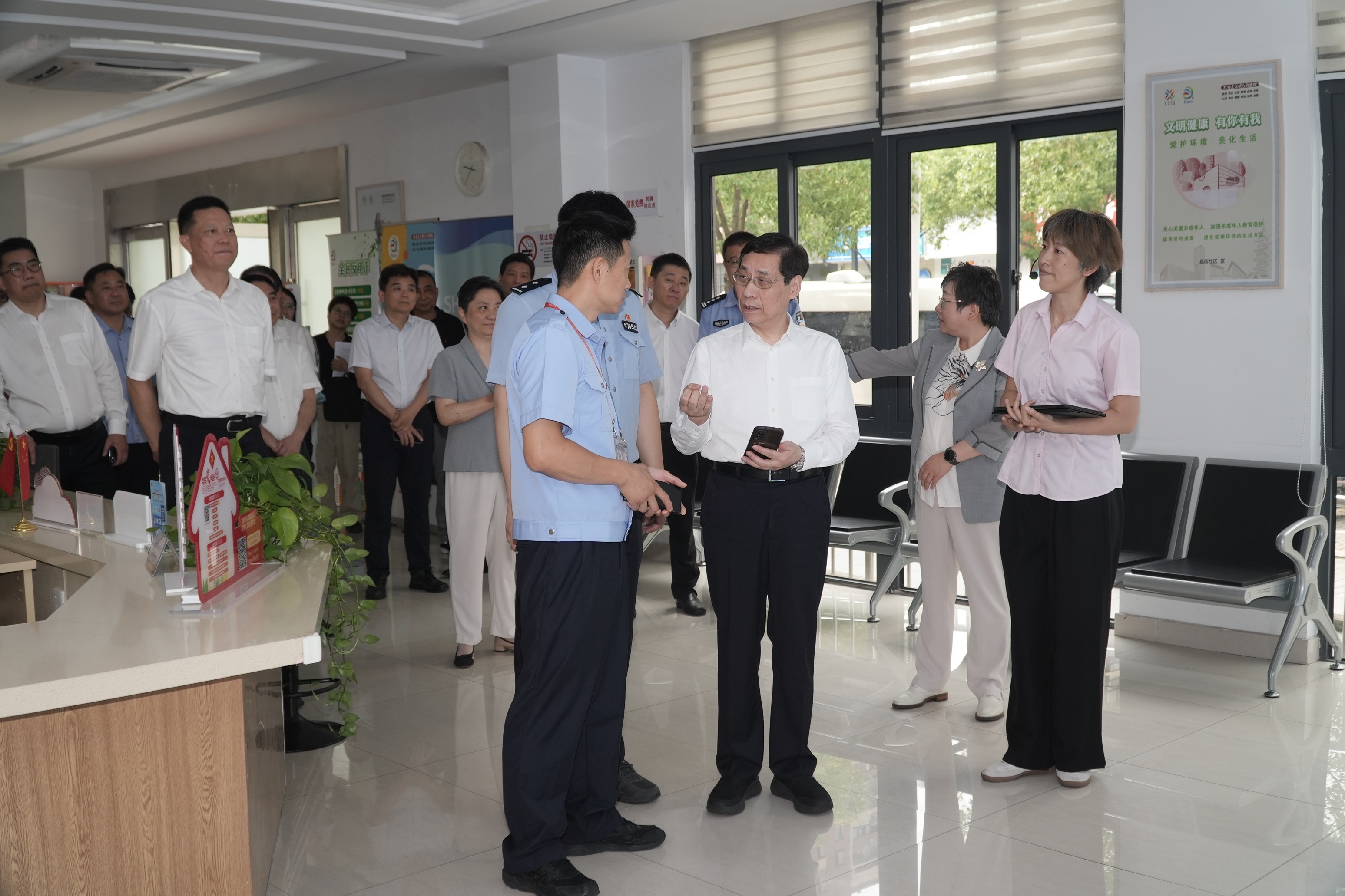 在菊园新区嘉筱社区居委大厅，听取社区基本情况和实有人口管理情况介绍