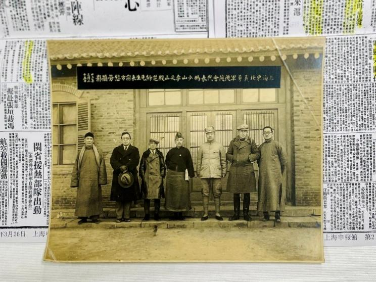 ▲1933年3月25日上海东北义勇军后援会代表冯少山、李次山、殷芝龄先生来前方慰劳摄影