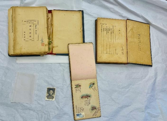 ▲1938年斯诺签名版《西行漫记》（左上）<BR/>▲1939年版《续西行漫记》（右上）<BR/>▲胡金仙女士照片（左下）<BR/>▲八一三伤病医院纪念册（右下）