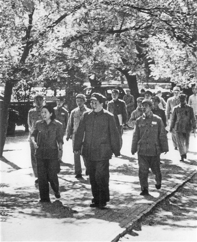 1949年6月15日，毛泽东参加新政协筹备会。