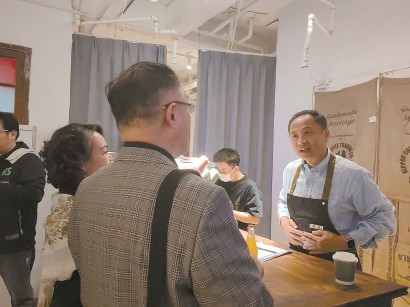 周野芒（右一）做起“一日店长”，他在影片中饰演工程师老汪。钟菡 摄