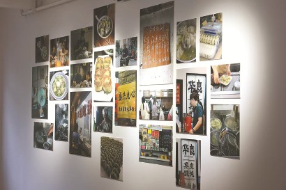 展厅墙上，正在展出《菜肉馄饨》片尾彩蛋里出现的与馄饨有关的照片。 赖鑫琳 摄