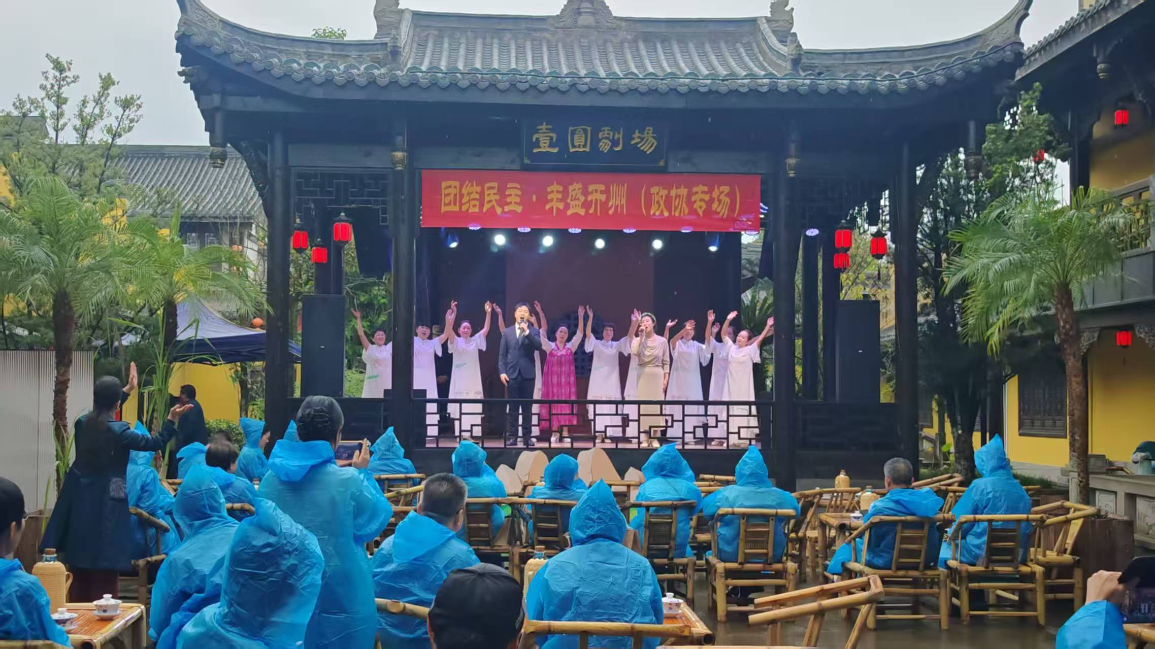 ▲机关干部詹灵敏、罗钰杰演唱《不忘初心》