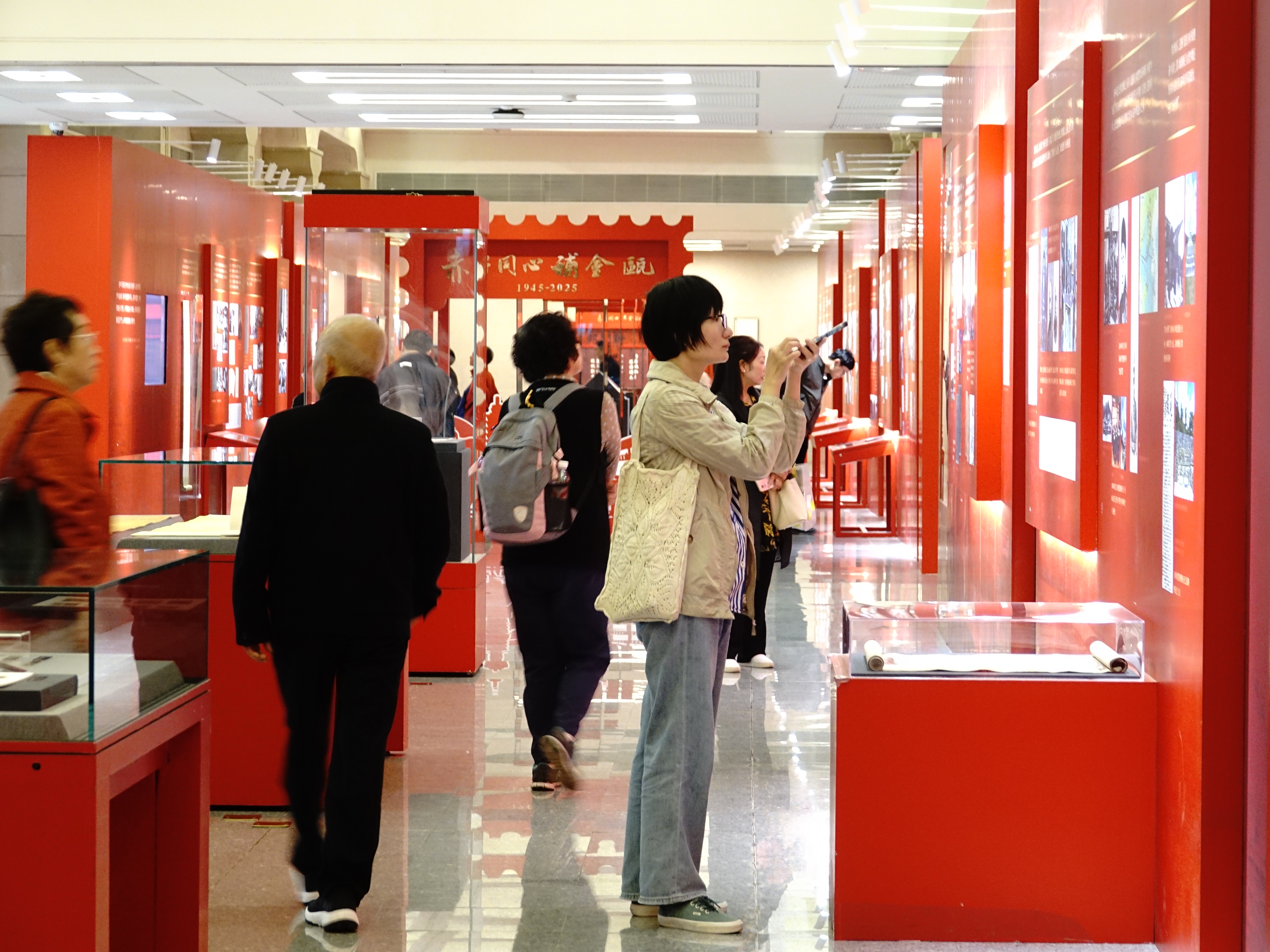 与会代表参观“赤子同心补金瓯”纪念台湾光复80周年暨台胞抗日史料展 主办方供图