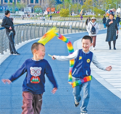 孩子们在苏州河边玩耍。上海市普陀区融媒体中心供图