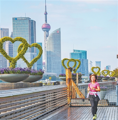 市民在上海杨浦滨江休闲健身。人民网记者 王初摄