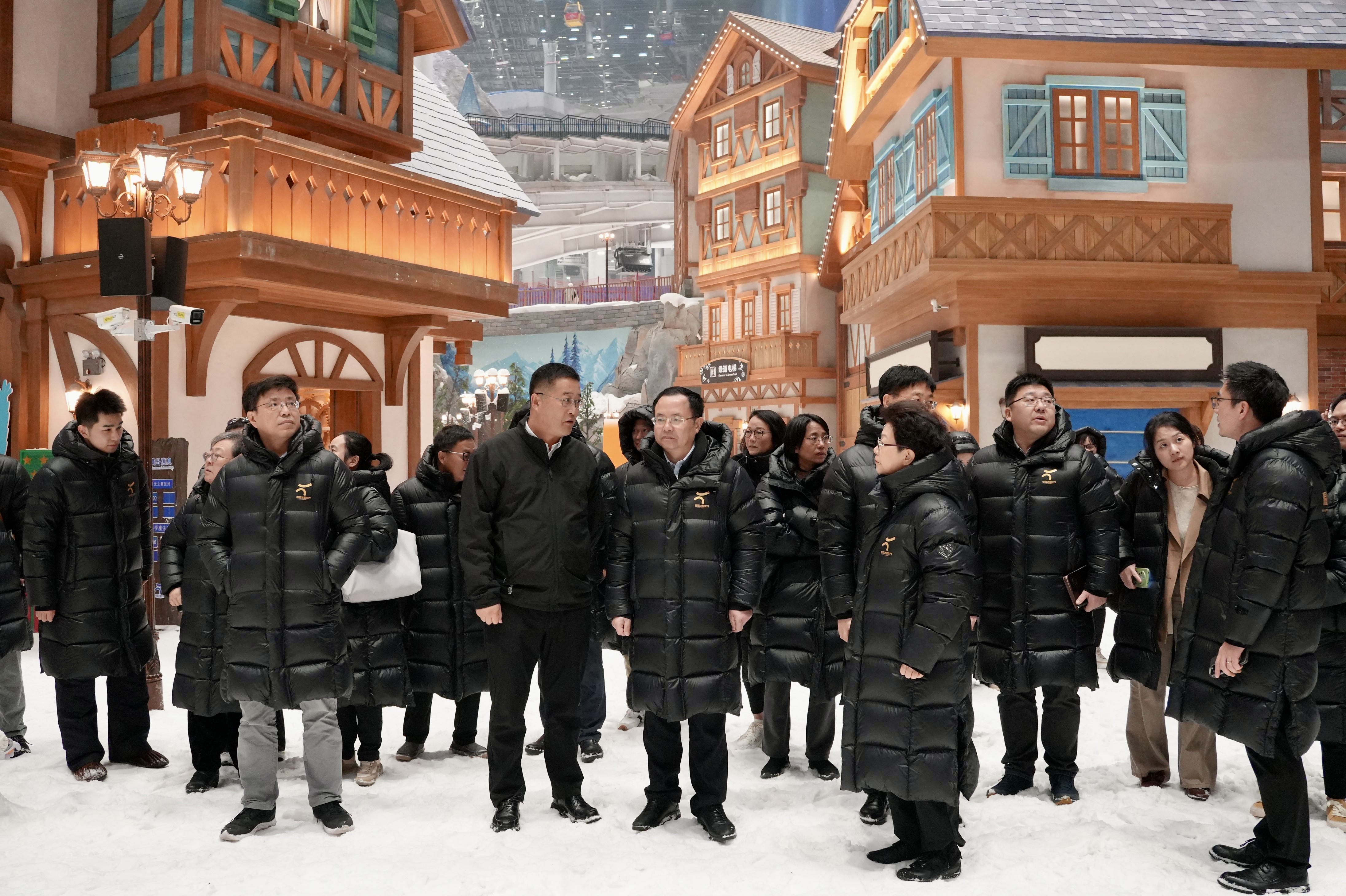 委员们实地考察耀雪冰雪世界 游思静 摄