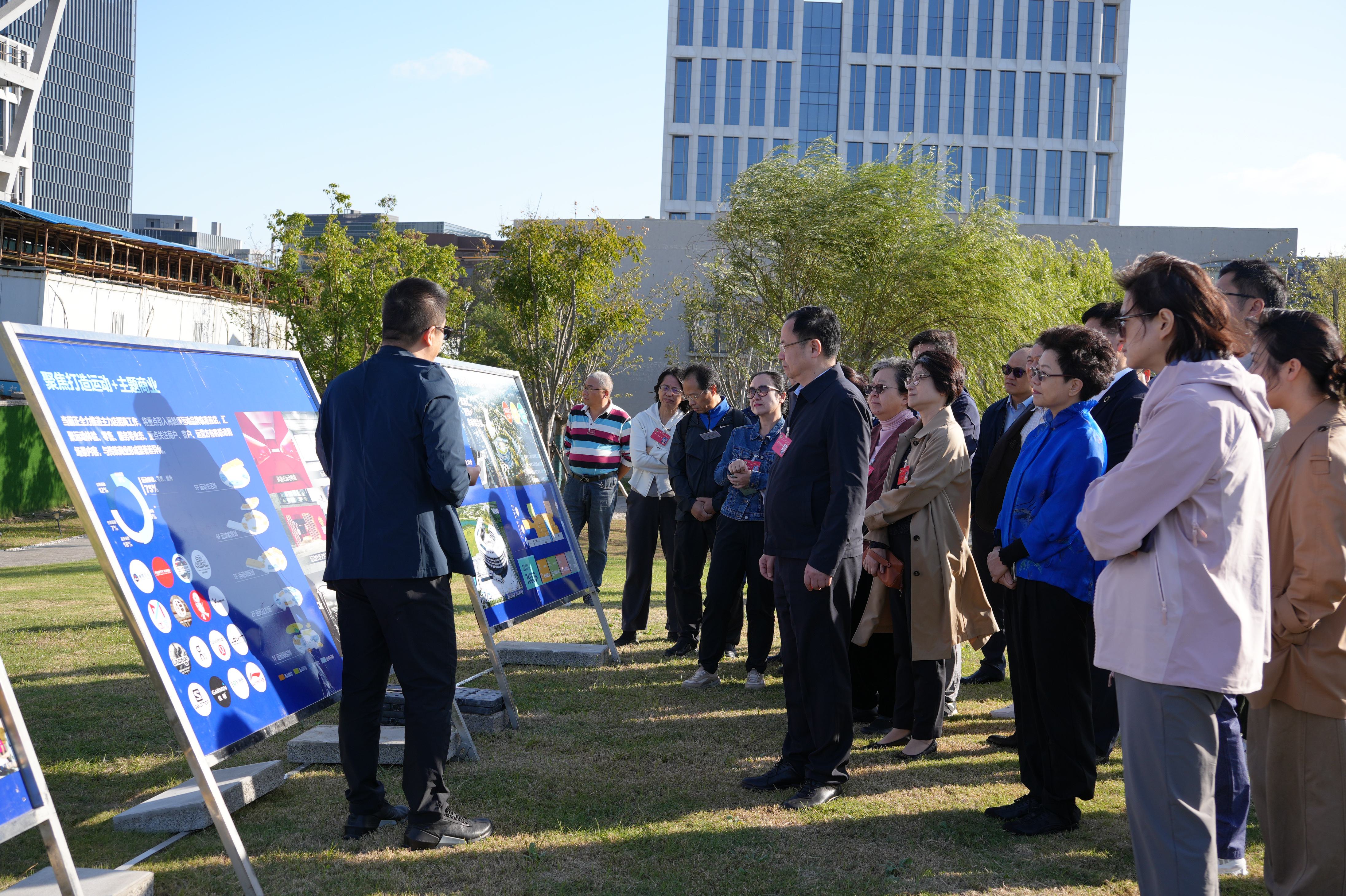 委员们实地考察位于临港新片区主城区星空之境公园的在建体育商业综合体 游思静 摄