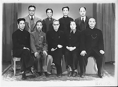 中国民主促进会参加新政协的代表们，后排左一为梅达君。