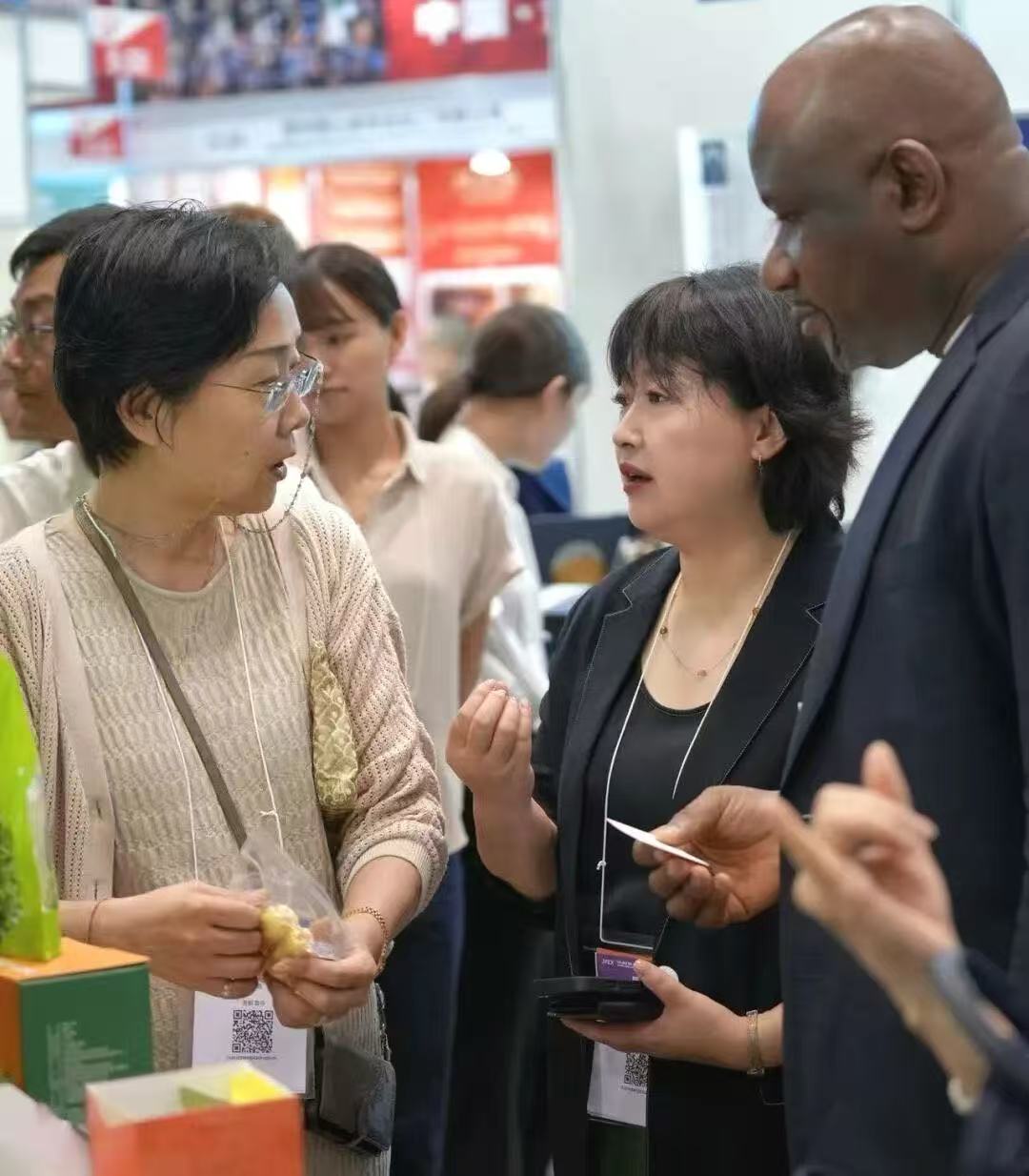 顾慧华在日本东京食品展上与采购商交流