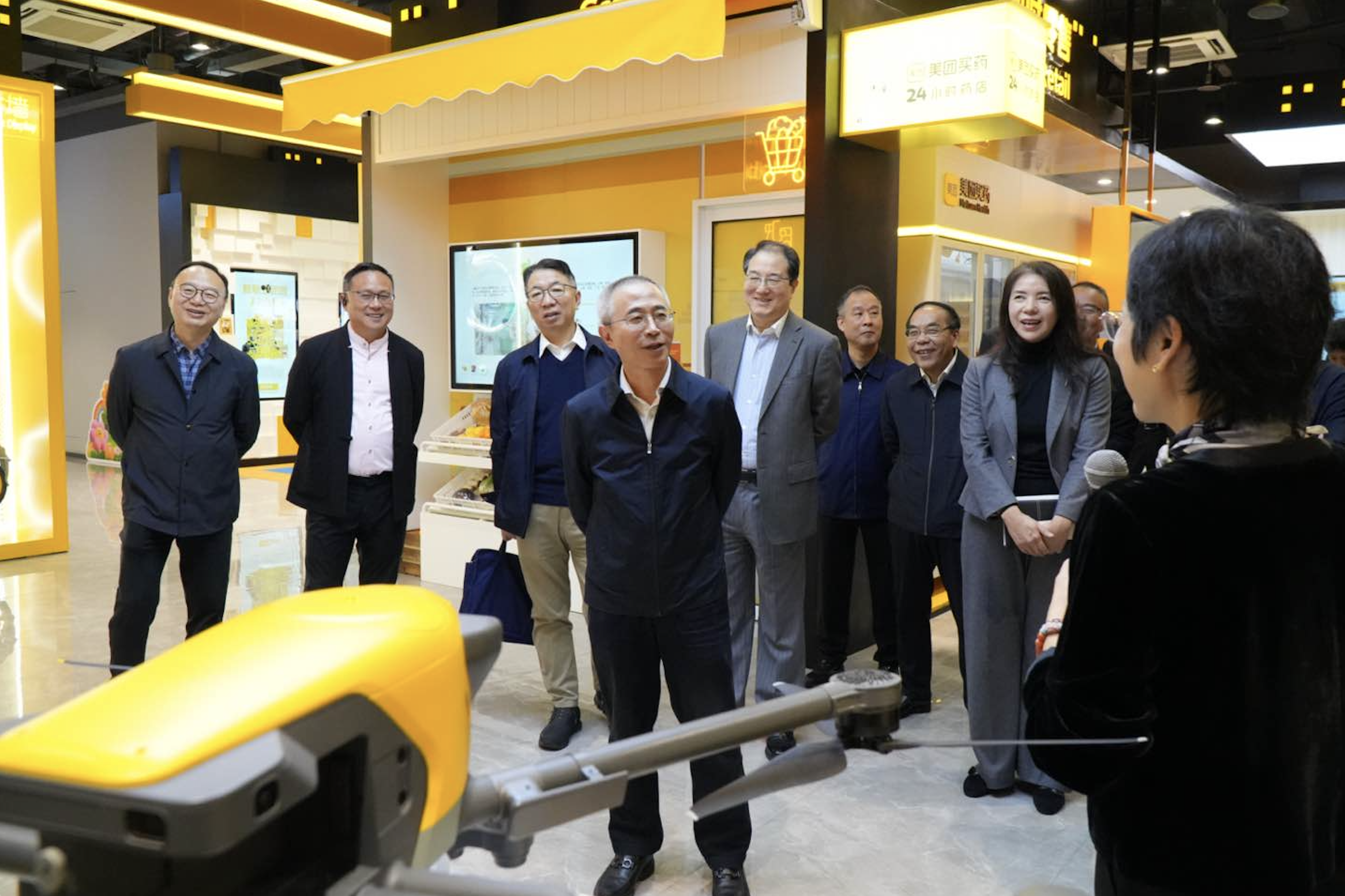 调研组参观美团展示中心 丁元圆摄