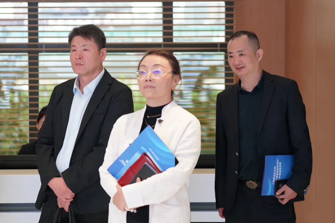 俞庆榕委员(右一)参观上海二中院“乔法官工作室”