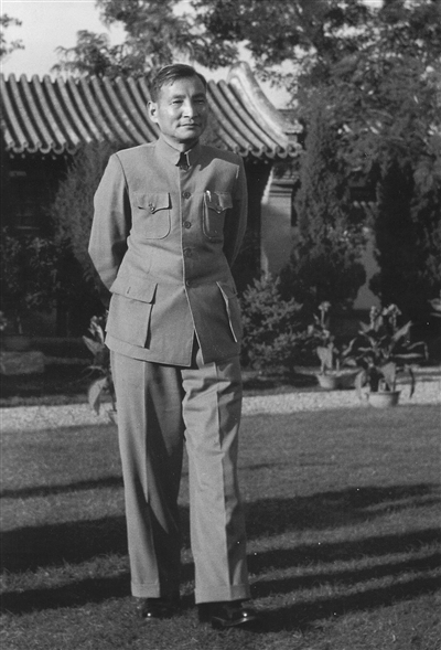 1954年9月,陈云在中南海怀仁堂。