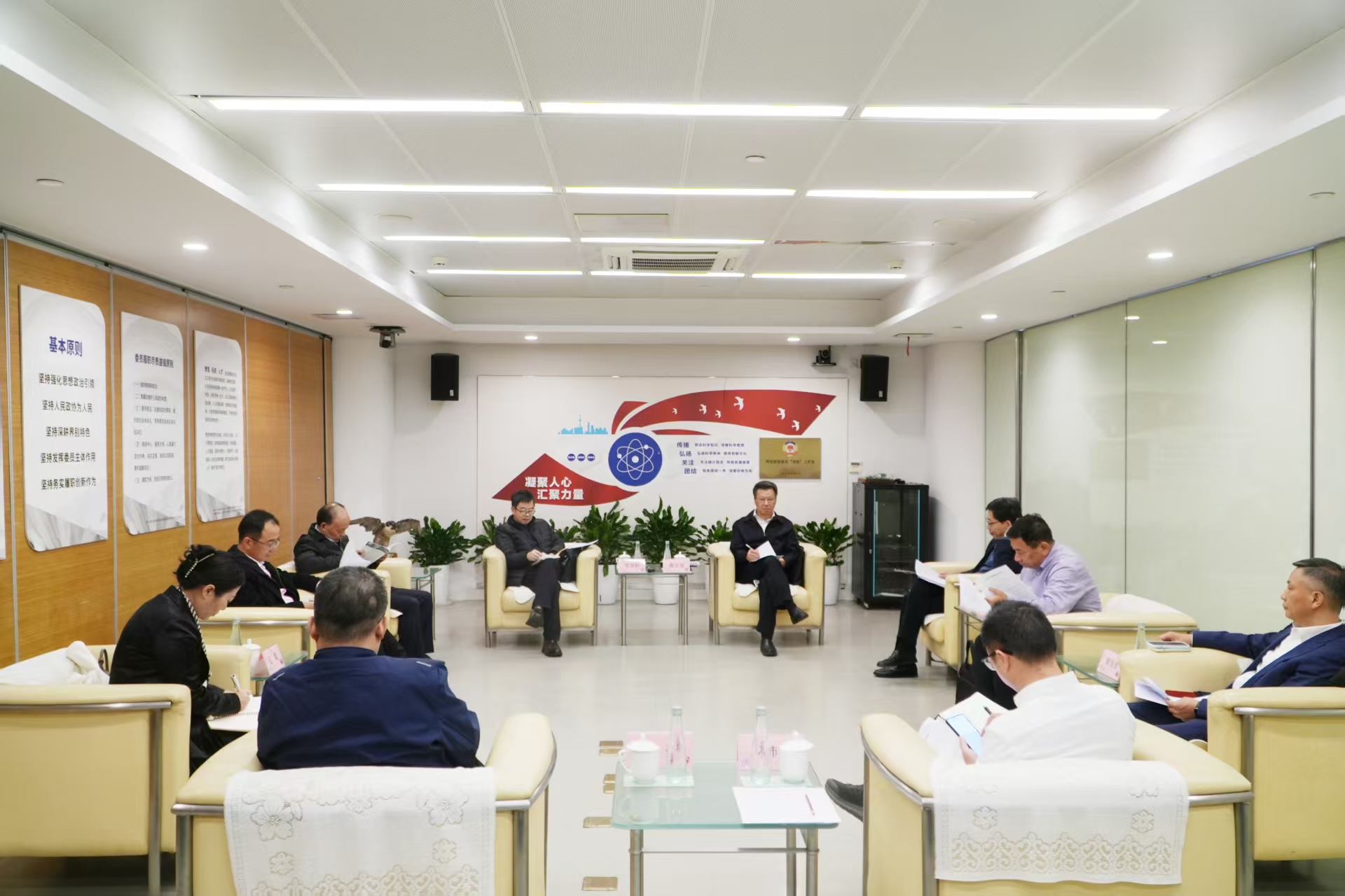 市政协科教委、科学技术界联合在位于上海自然博物馆的市政协科学技术界别委员“求新”工作室召开座谈会 董潇韩 摄