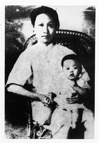 赵一曼与年幼的儿子合影