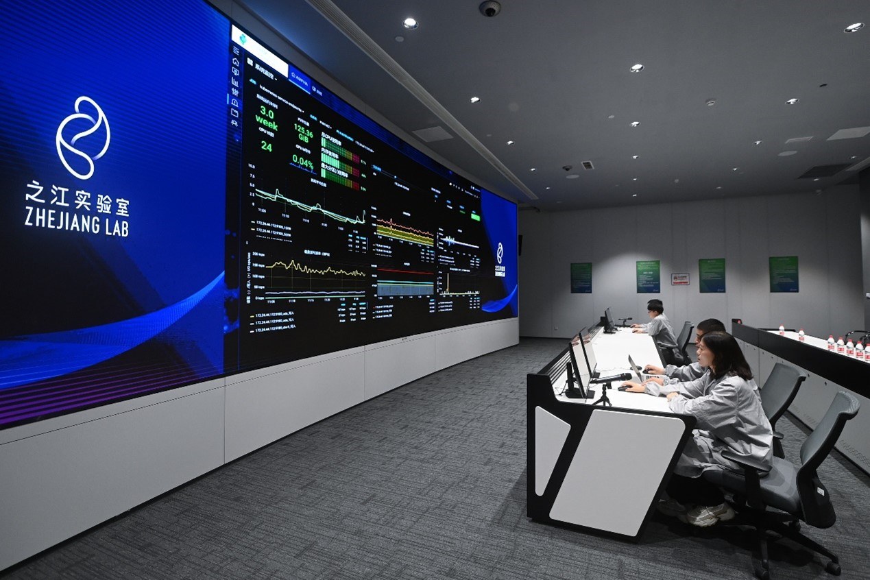 之江实验室计算与数据中心的工程师通过“之江云”系统监测服务器集群的运行状态。新华社记者 黄宗治 摄