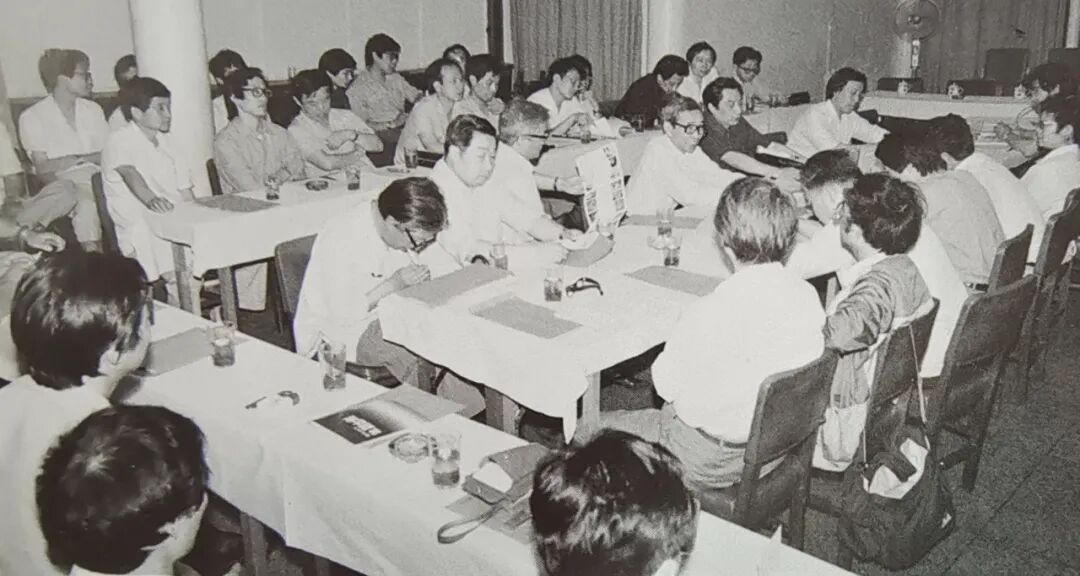 1986年首届海平线·绘画雕塑联展研讨会