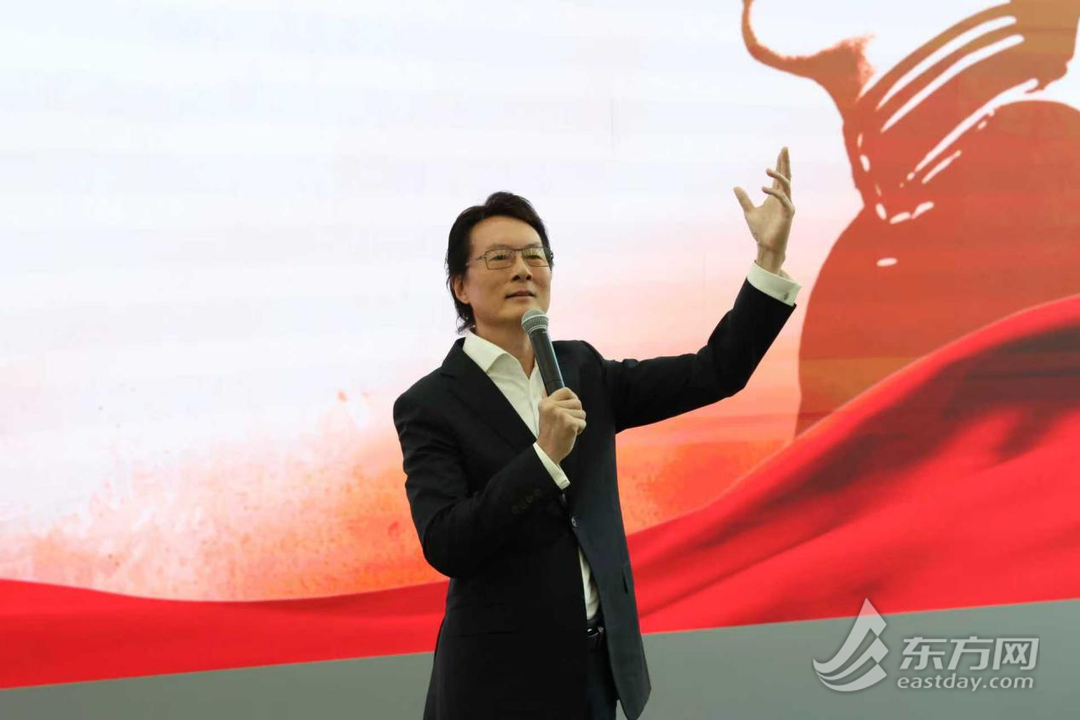 著名配音演员刘家祯现场带来配乐朗诵