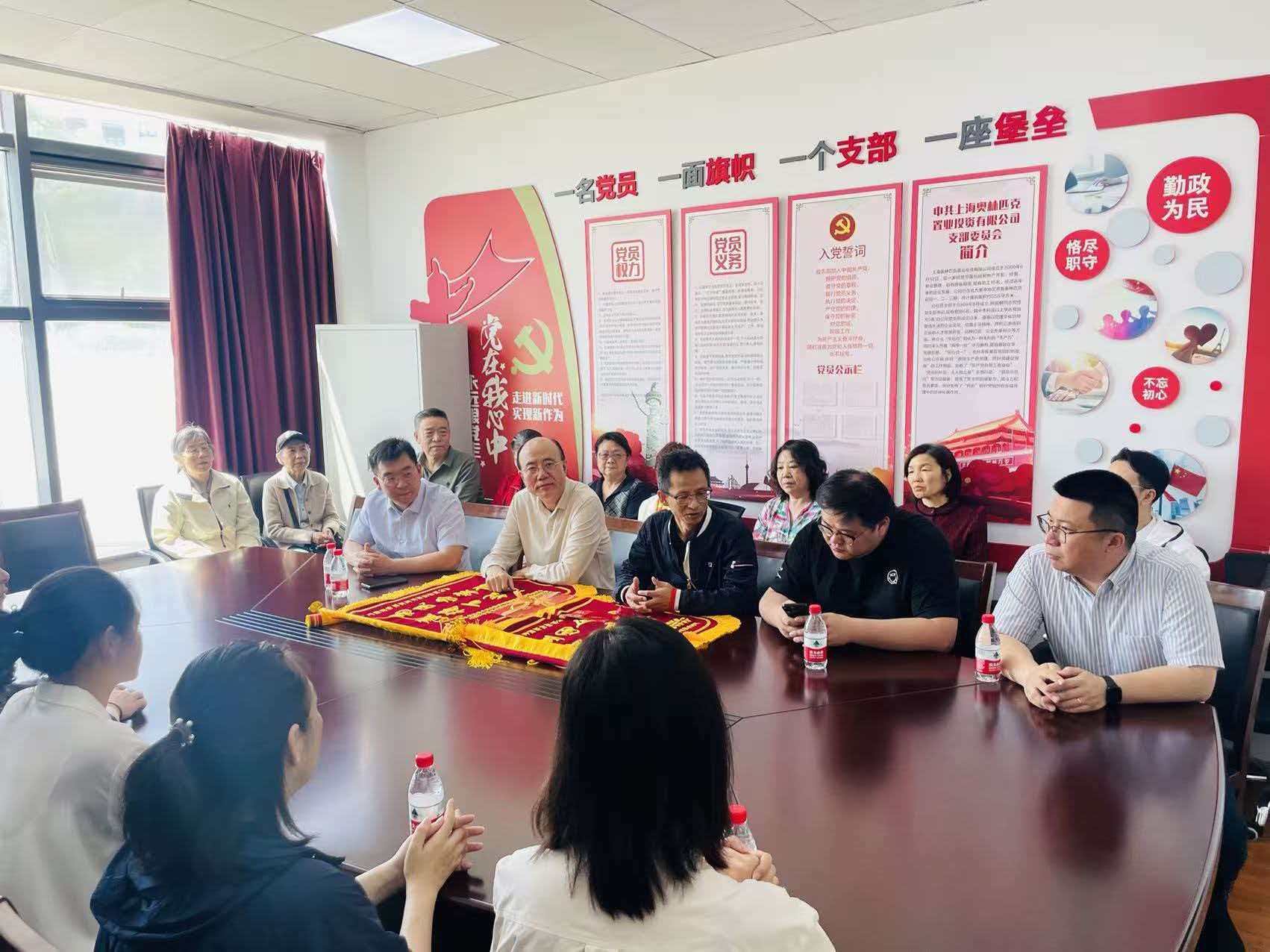 2024年8月,松江区政协九里亭街道委员工作站在小区试点外墙维修工程完工后,组织政协委员及有关职能部门,讨论协商外墙维修全面工程的设计优化等事宜。