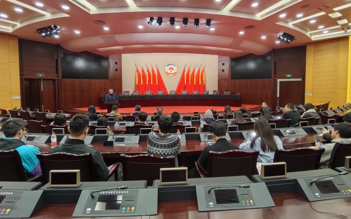 参观上海市政协常委会会议厅 董潇韩摄