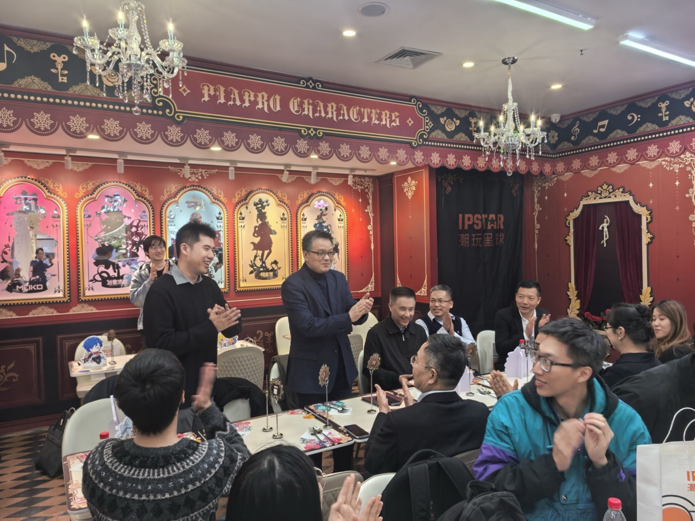 在潮玩星球主题餐厅互动交流&nbsp; 张钊荣摄