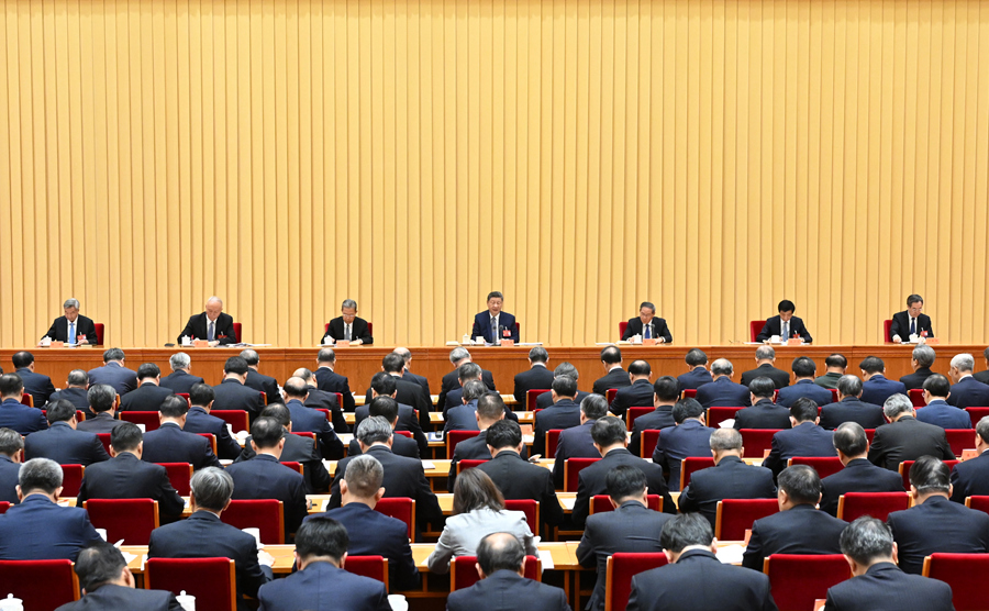 12月10日至11日，中央经济工作会议在北京举行。中共中央总书记、国家主席、中央军委主席习近平出席会议并发表重要讲话。李强、赵乐际、王沪宁、蔡奇、丁薛祥、李希出席会议。新华社记者 谢环驰 摄