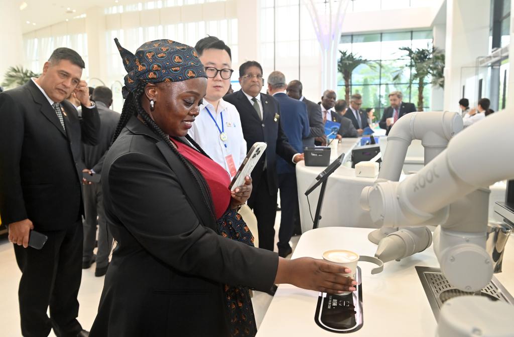 10月29日，驻华使节代表团在中国－东盟国家人工智能应用合作中心参观体验机器人制作咖啡。新华社记者 陆波岸 摄
