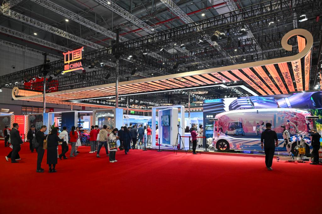 11月5日，观众在第八届进博会国家展中国馆参观。新华社记者 陈浩明 摄