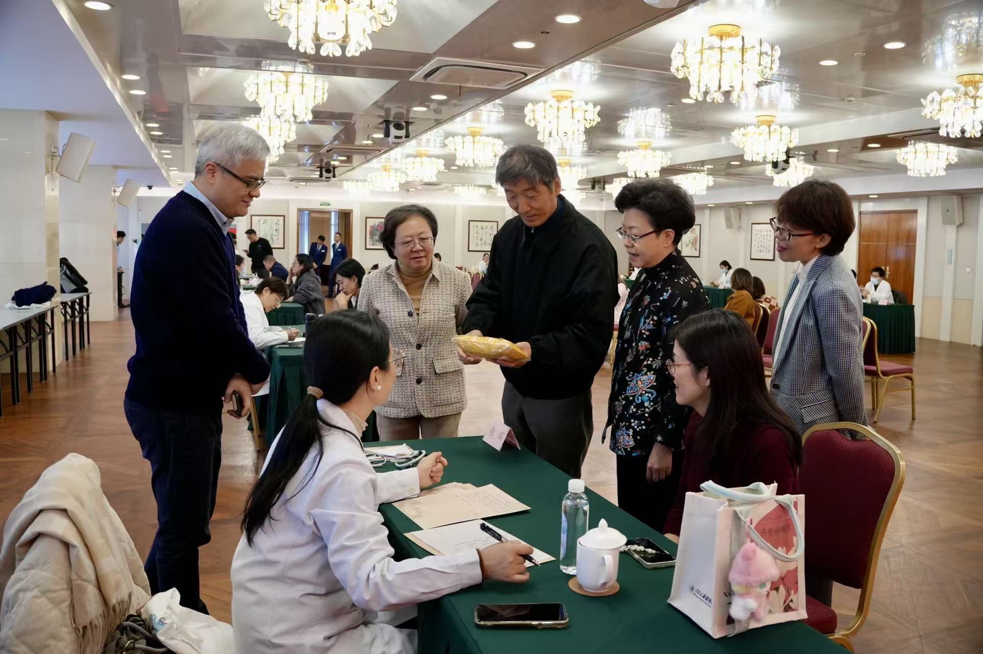 问诊交流现场&nbsp;&nbsp;游思静 摄