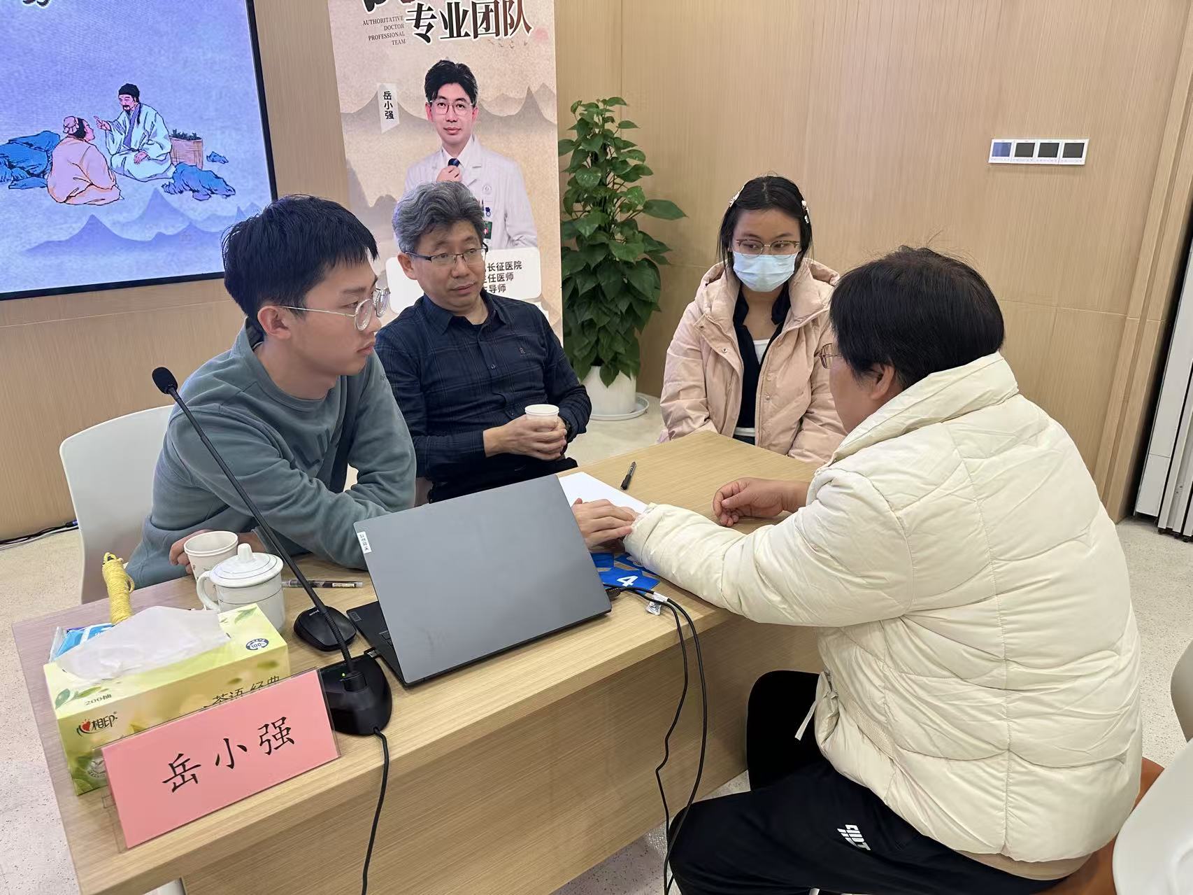 专家为居民义诊