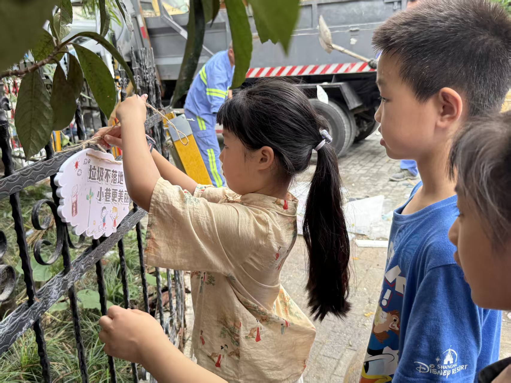 学生们提出在社区中增设文明标识牌，这一建议得到落实