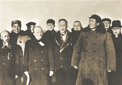 1949年3月25日 &nbsp; &nbsp;中共中央和人民解放军总部机关由河北省平山县西柏坡迁至北平。各民主党派负责人和其他民主人士前往西苑机场迎接。