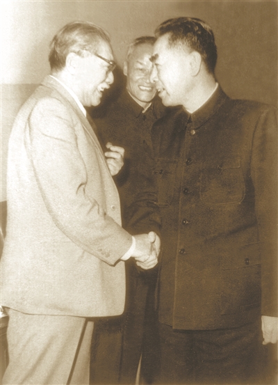 1960年 &nbsp; &nbsp;周恩来与胡厥文（左）在一起。