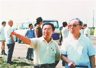 1989年 &nbsp; &nbsp;孙起孟（右）率全国人大视察组在长春第一汽车制造厂视察。