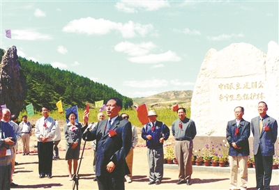2000年 9月5日 &nbsp; &nbsp;民建中央在河北省丰宁县潮河源头举行了“中国民主建国会丰宁生态保护林”碑揭碑仪式。图为成思危在揭碑仪式上讲话。