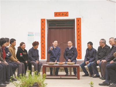 2018年4月 &nbsp; &nbsp;郝明金（左六）率调研组赴贵州黔西开展脱贫攻坚专题调研。图为在花溪乡沙坝村与基层干部和贫困户代表座谈。